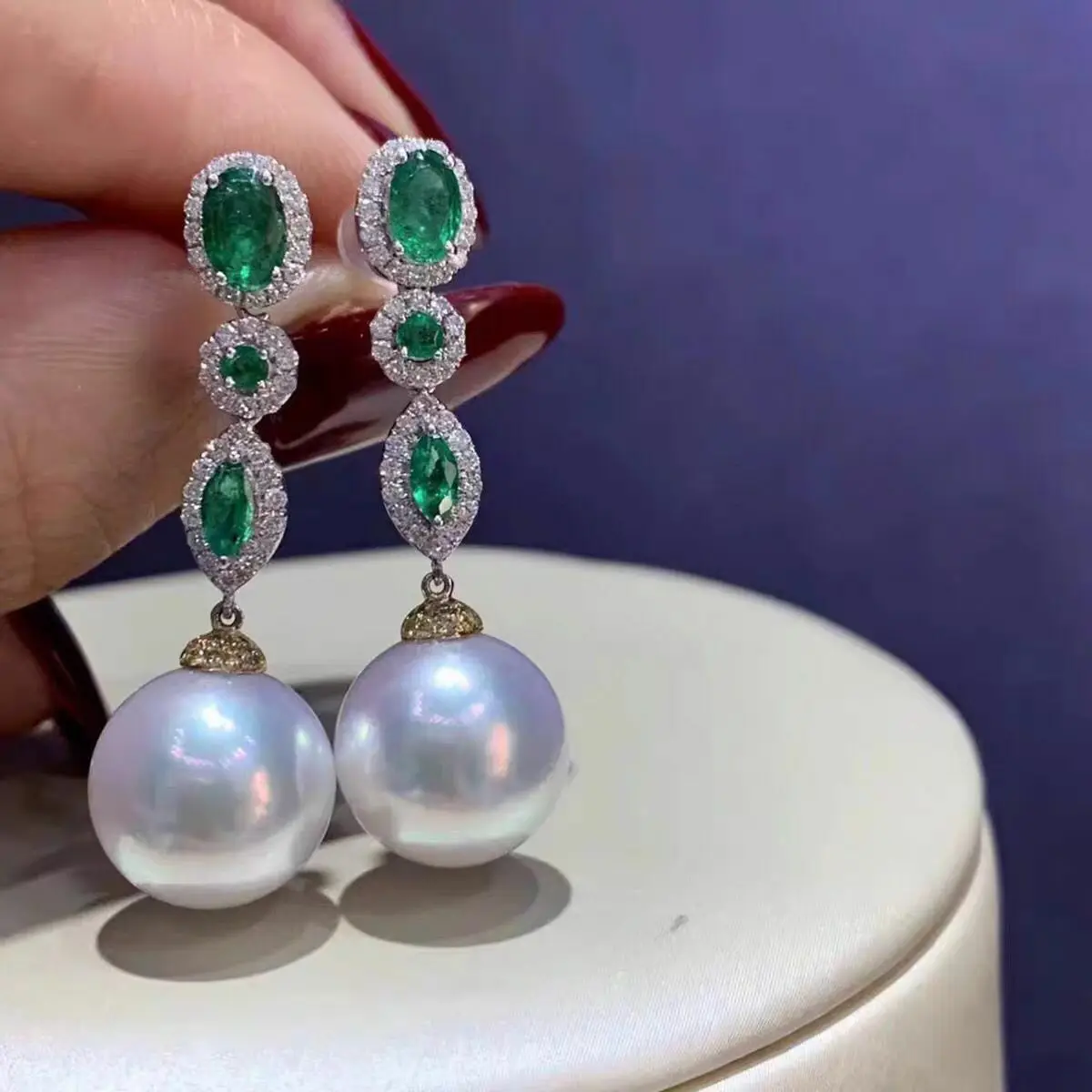 

Charming Pair of 10-11mm South Sea White Pearl Dangle Earring 925s