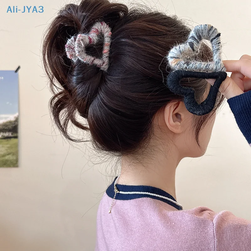 

Fashion Autumn Winter Wool Heart Hair Claw Vintage Love Crab Clip Elegant Shark Clip Hairpin Girls Headwear Hair Accessories