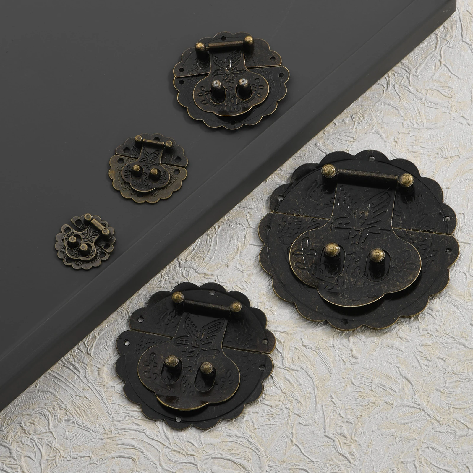 

Antique Zinc Alloy Iron Small Lock with Retro Buckle Flower-and-bird Box Buckle Hidden Buckle Decorative Buckle.