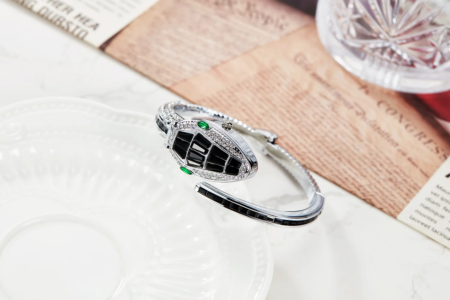 Fashion Classic Luxury Brand Color Gemstone Snake Head Women Clock Bracelet Watch Ladies Bracelet Wrist Watch