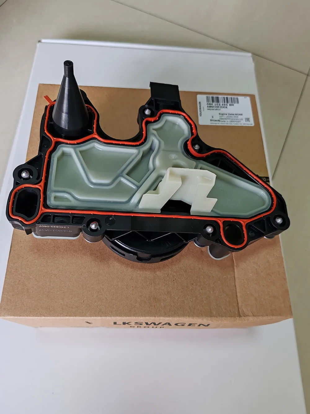 Genuine Engine oil separator With Gasket Assembly 06K-103-495-BM For 15-21 Audi A3 A4 Q3 Volkswagen Golf 06K103495BM