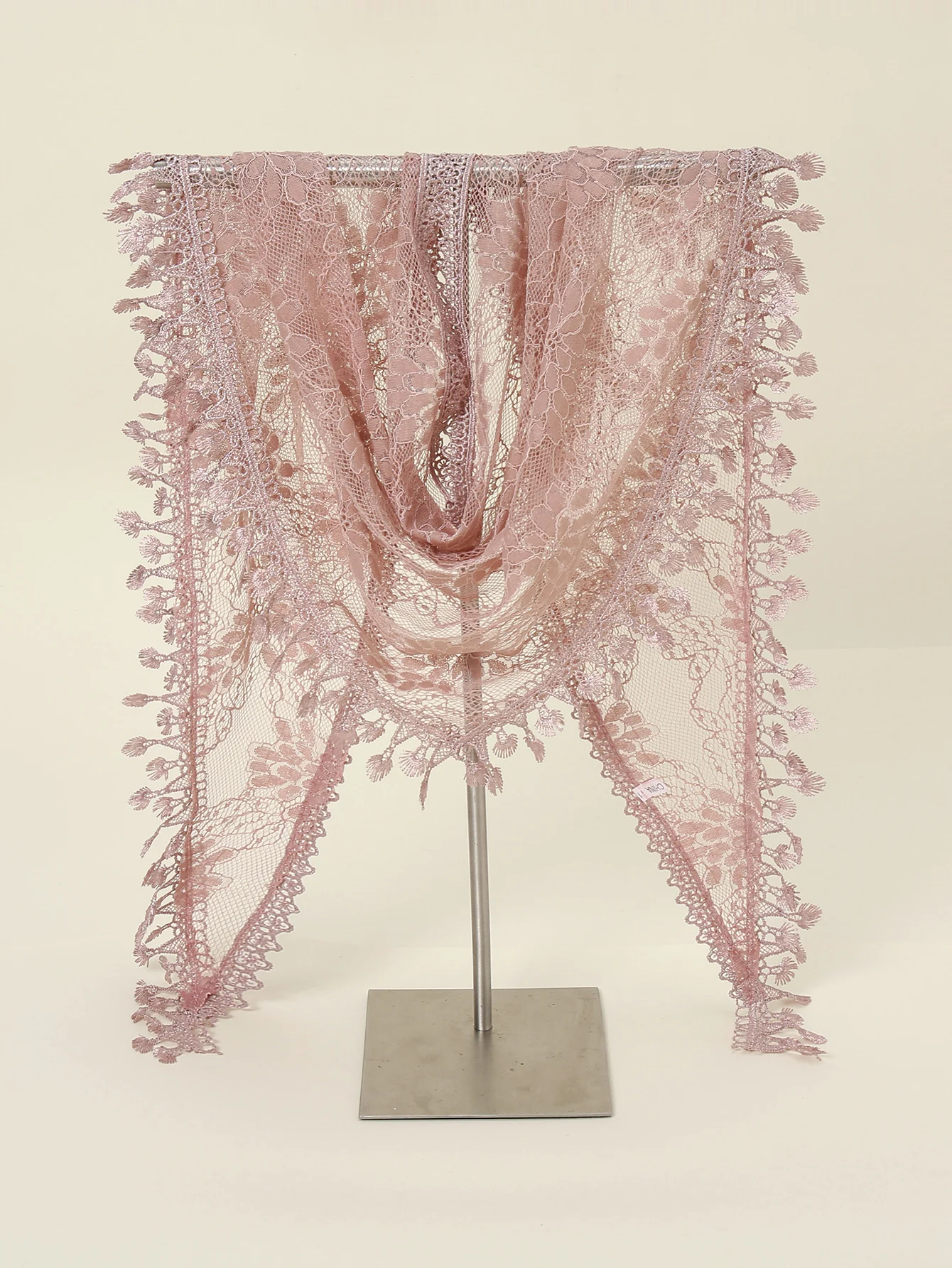 Kirchenschal, Spitzenschleier, Stickerei, Dreiecksschal, Hochzeit, Mantilla, Kapelle, weiß, bestickt, Hijab, dünne Quasten, Blumenstirnband – Detail 11