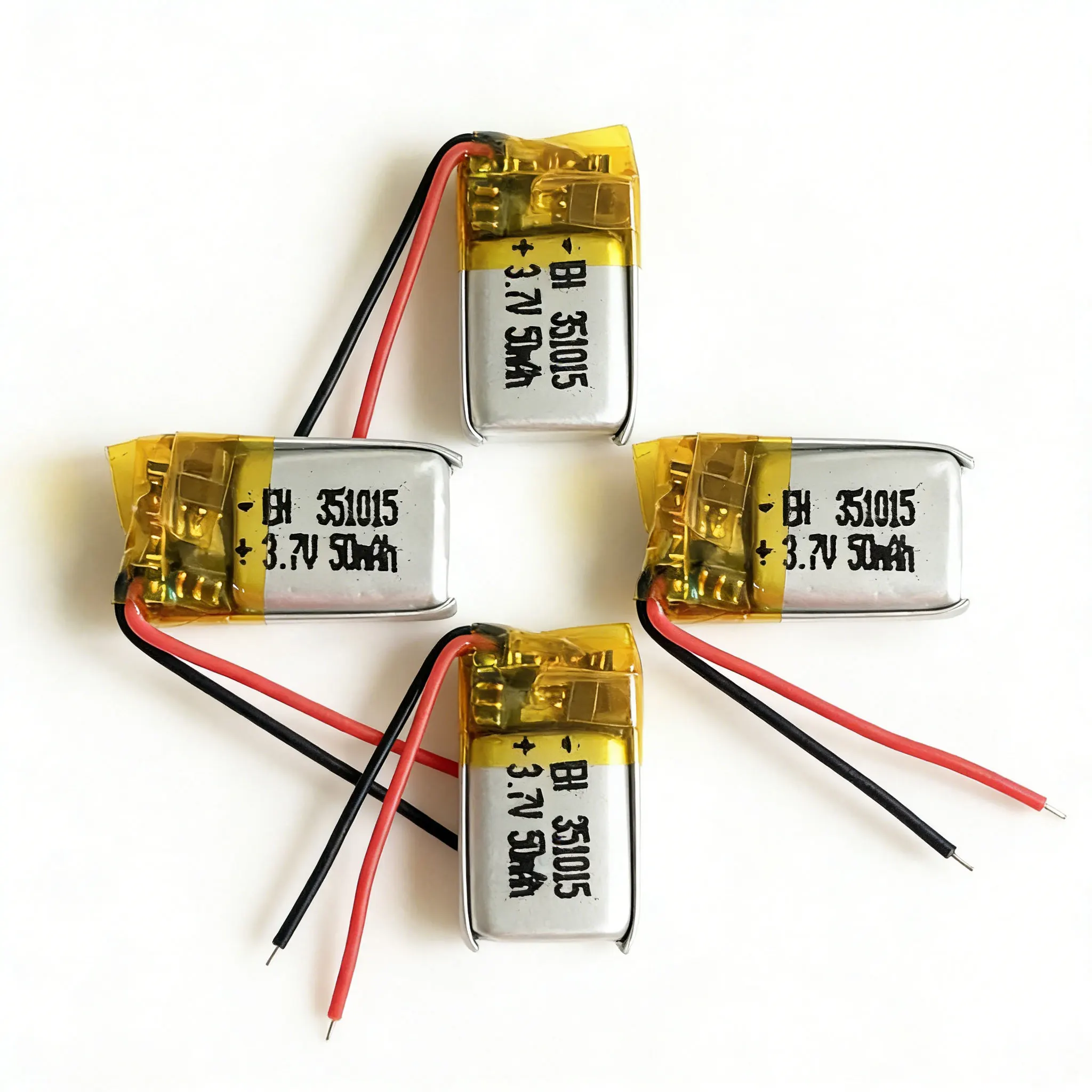 Batterie lithium polymère 3.7V 100mAh pour modélisme, connecteur JST et câbles rouges/noirs visibles.