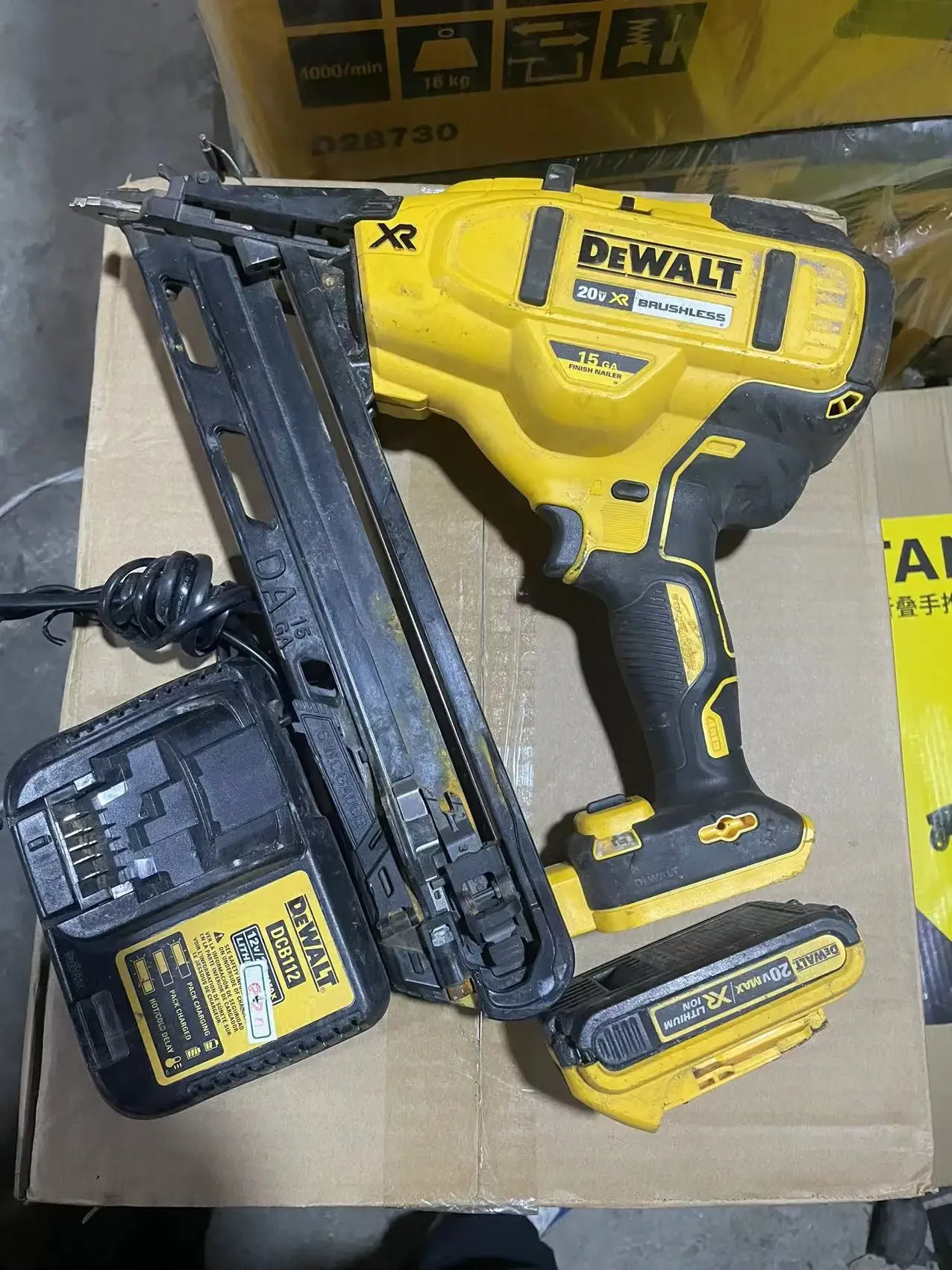 

DEWALT DCN650 20V MAX XR Lithium-Ion Cordless 15-Gauge Finish Nailer,WITH 2AMP BATTERY AND CHARGER