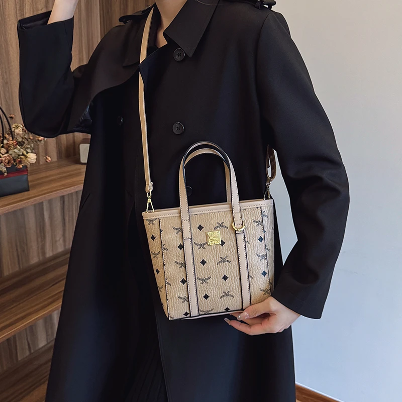 حقيبة كروس بسيطة مع حزام قابل للفصل، وهي محفظة متع...