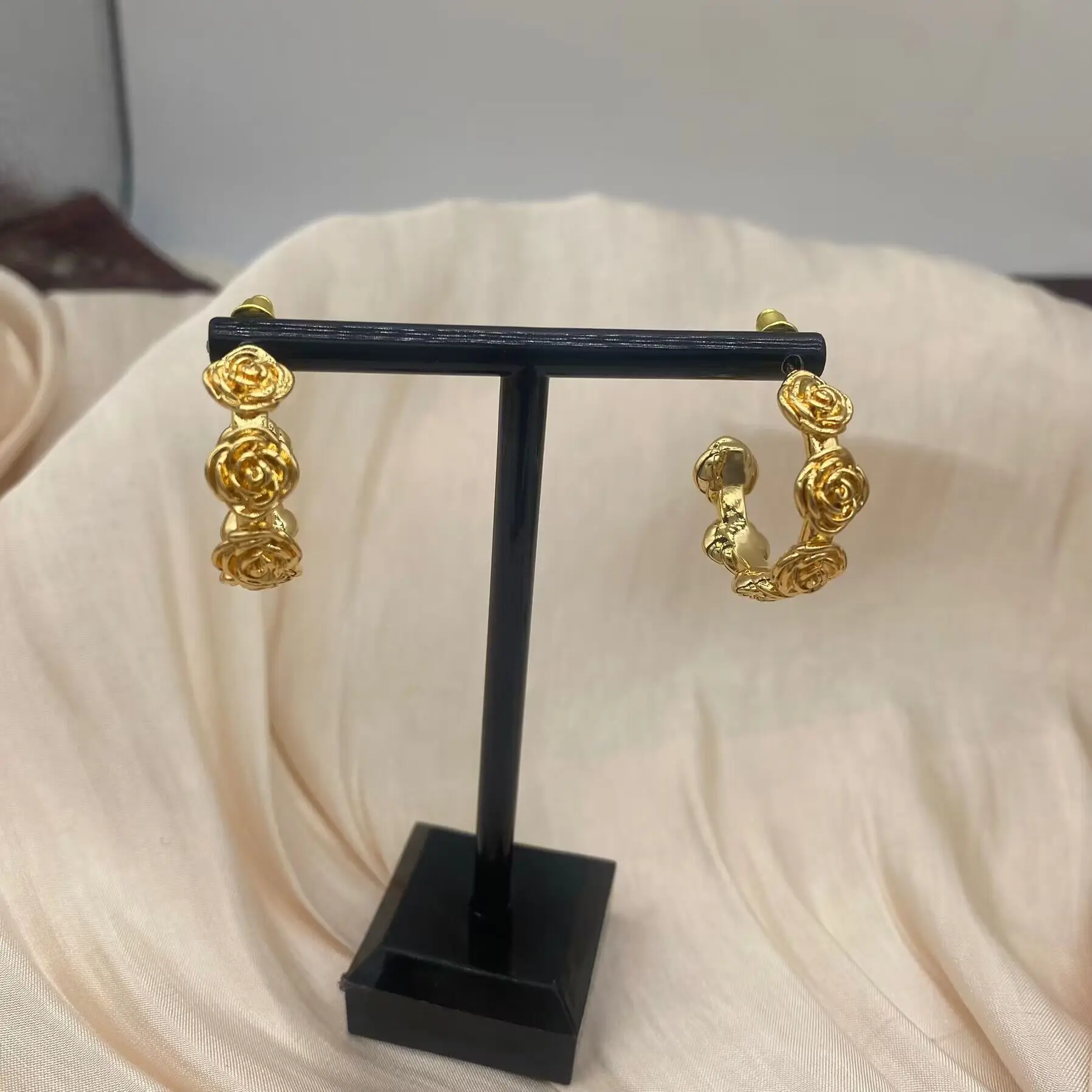 

High quality design of three-dimensional roses, new fashionable and versatile earrings for women