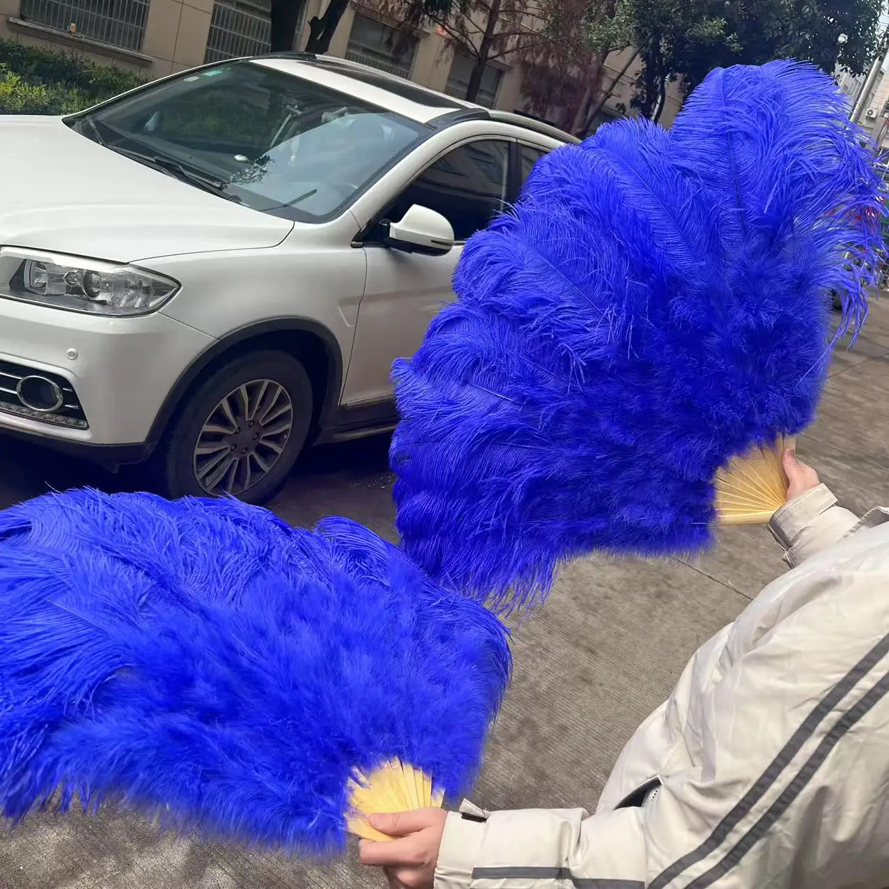 Royal Blue Ostrich Feather Fan 130CM Foldable 13Bone Handheld Fan for Wedding Stage Performance Party Carnival Decoration ﻿