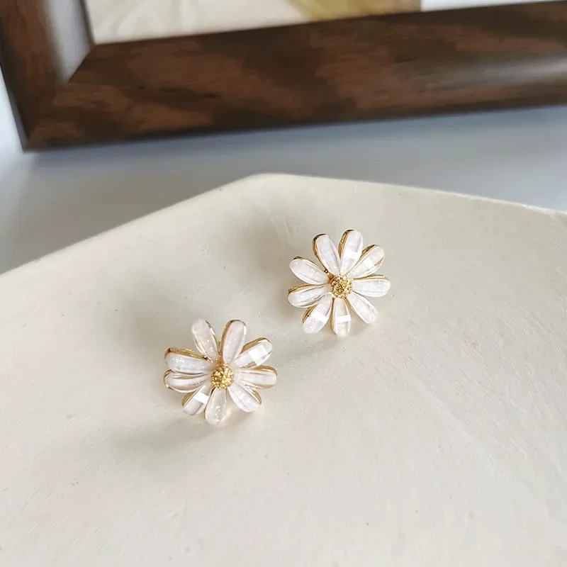 Women Spring Summer Temperament Small Fresh White Flowers Clip on Earrings Simple Small Daisy Earrings Non Pierced Ear Clip