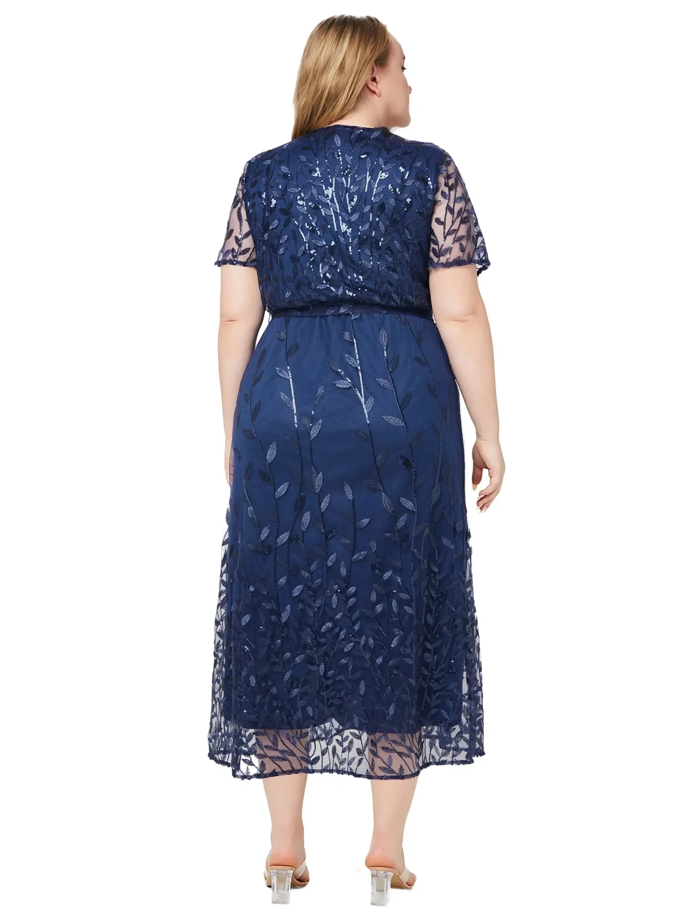 Sommerliches Maxikleid in großen Größen mit aufwendiger Stickerei.