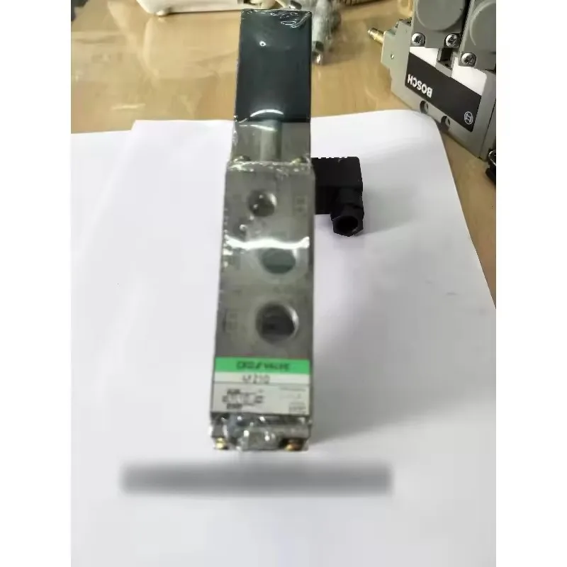 부품은 현장 공급에 적합합니다. CKD 솔레노이드 밸브 4F210-08, 전압 AC110v, AC220V, DC24V