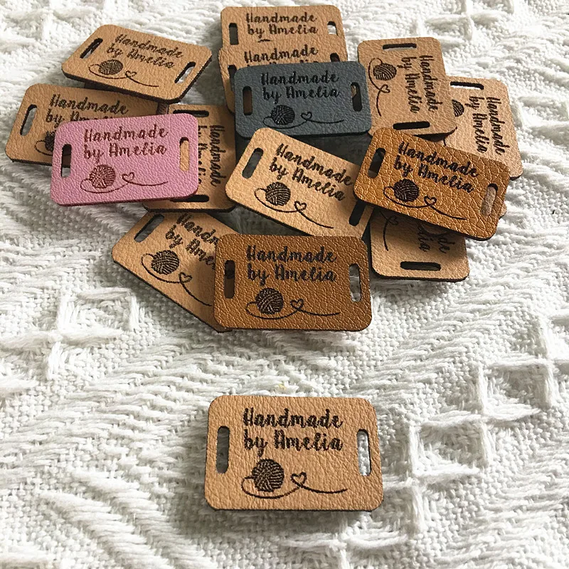 30pcs 가죽 크로 셰 뜨개질 레이블 뜨개질 모자에 대 한 개인화 된 로고 텍스트 봉제 수제 의류 태그 35mm * 15mm 의류 공예 레이블