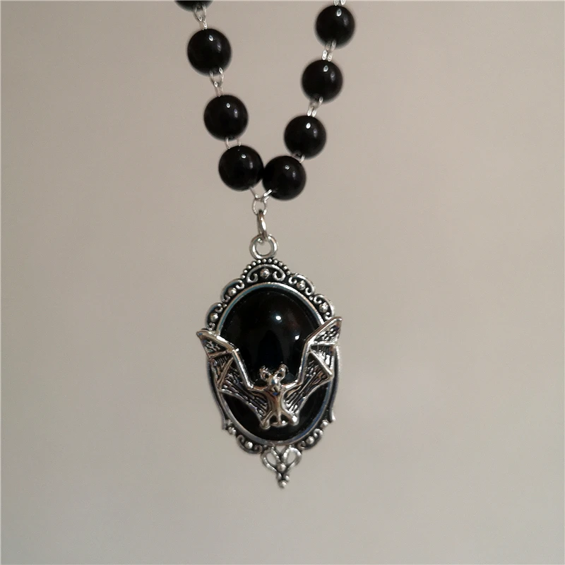 Gothic Fledermauskreuz-Anhänger mit dunklem Dornenherz und schwarzer Perlenkette, personalisierter Y2K-Halloween-Charm, Grunge-Schmuckgeschenk_voghion.com
