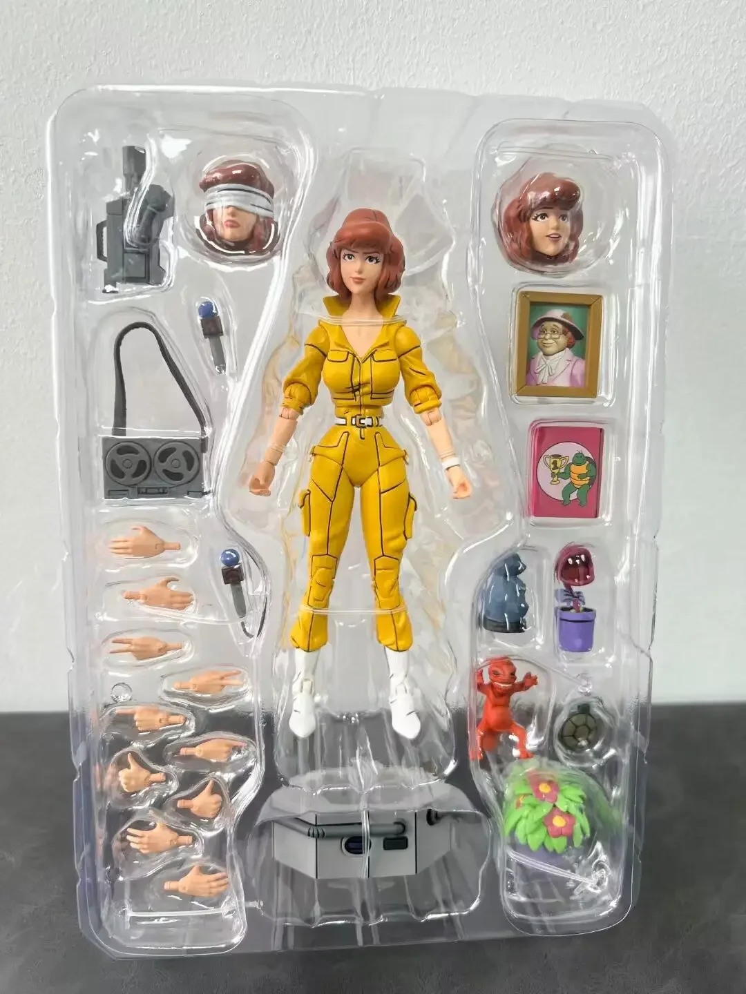 

7'' NECA 54233 Yellow Clothes Female Reporter 1987 Version 2.0 Action Figurine Gk Turtles Pvc Figure Collection Model Toy Gift