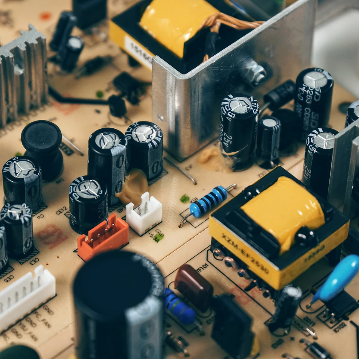 925-teiliges Sortiment an Aluminium-Elektrolytkondensatoren mit 36 Werte, niedriger ESR, 1 uF, 4,7 uF, 10 uF, 22 uF, 47 uF, 100 uF, 220 uF, 330 uF, 470 uF, 10 V-63 V – Detail 7