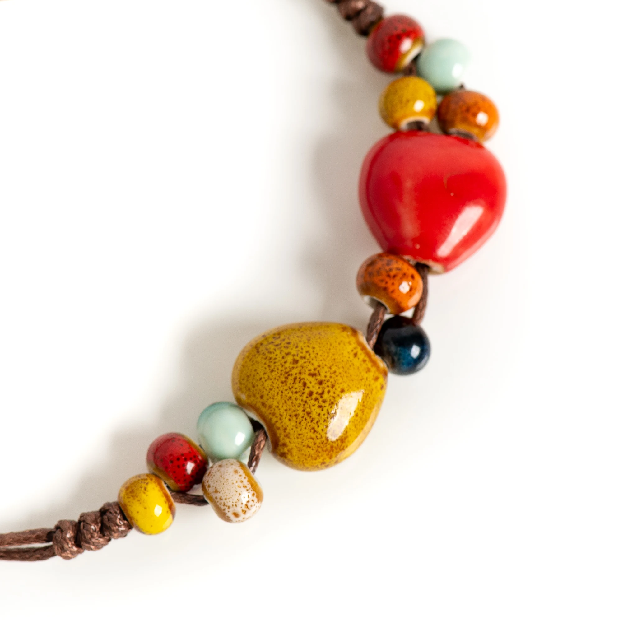 Handgefertigtes Herz-Armband aus Keramik mit verstellbarer Kordel im Boho-Stil, 15–25 cm – Detail 4