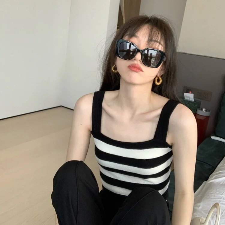 여름에 어울리는 편안한 니트 스트리트웨어, 트렌디한 시크한 핏으로 여성들을 매료시키는 Camis의 사랑스러운 소녀 상의 여름에 어울리는 편안한 니트 스트리트웨어, 트렌디한 시크한 핏으로 여성들을 매료시키는 Camis의 사랑스러운 소녀 상의