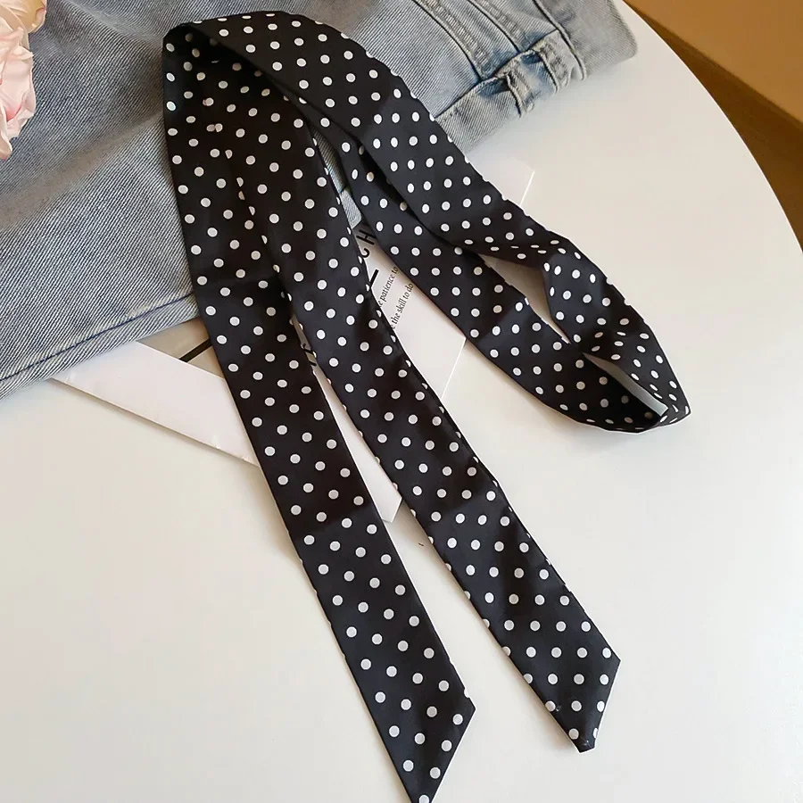 dlouhý pásek na krk uvázaný různými styly
