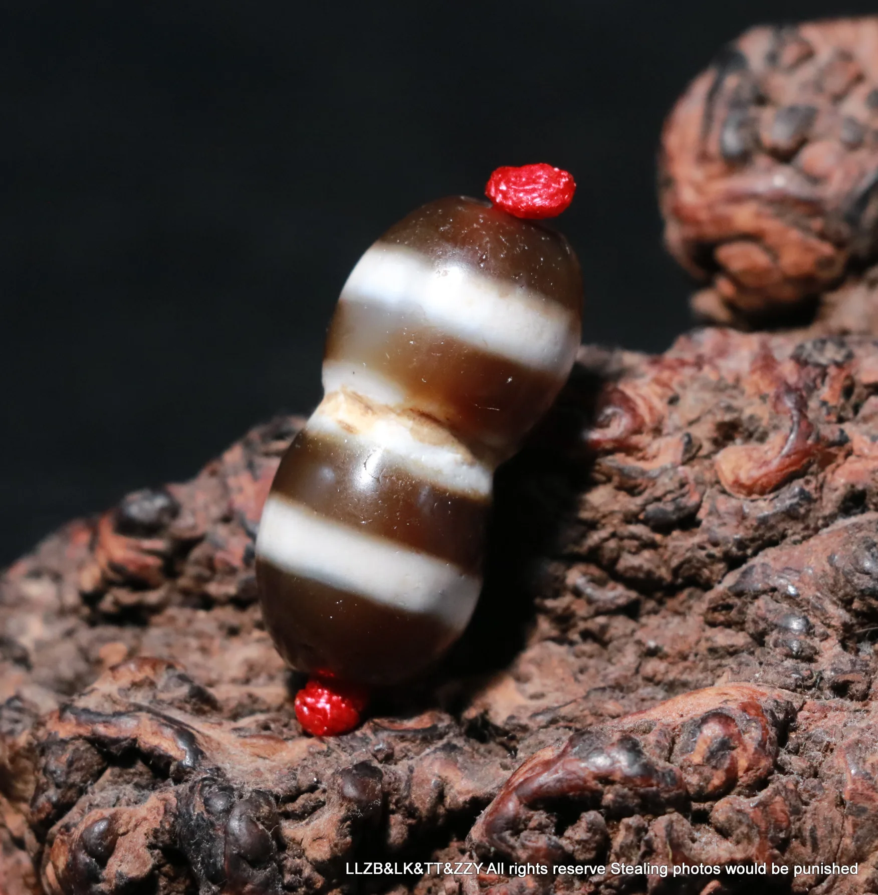 

Уникальный энергетический волшебный Тибетский Старый Агат 3-линейный Тип лекарства Тотем форма корня бусины дзи подходит для изготовления браслета SSAA