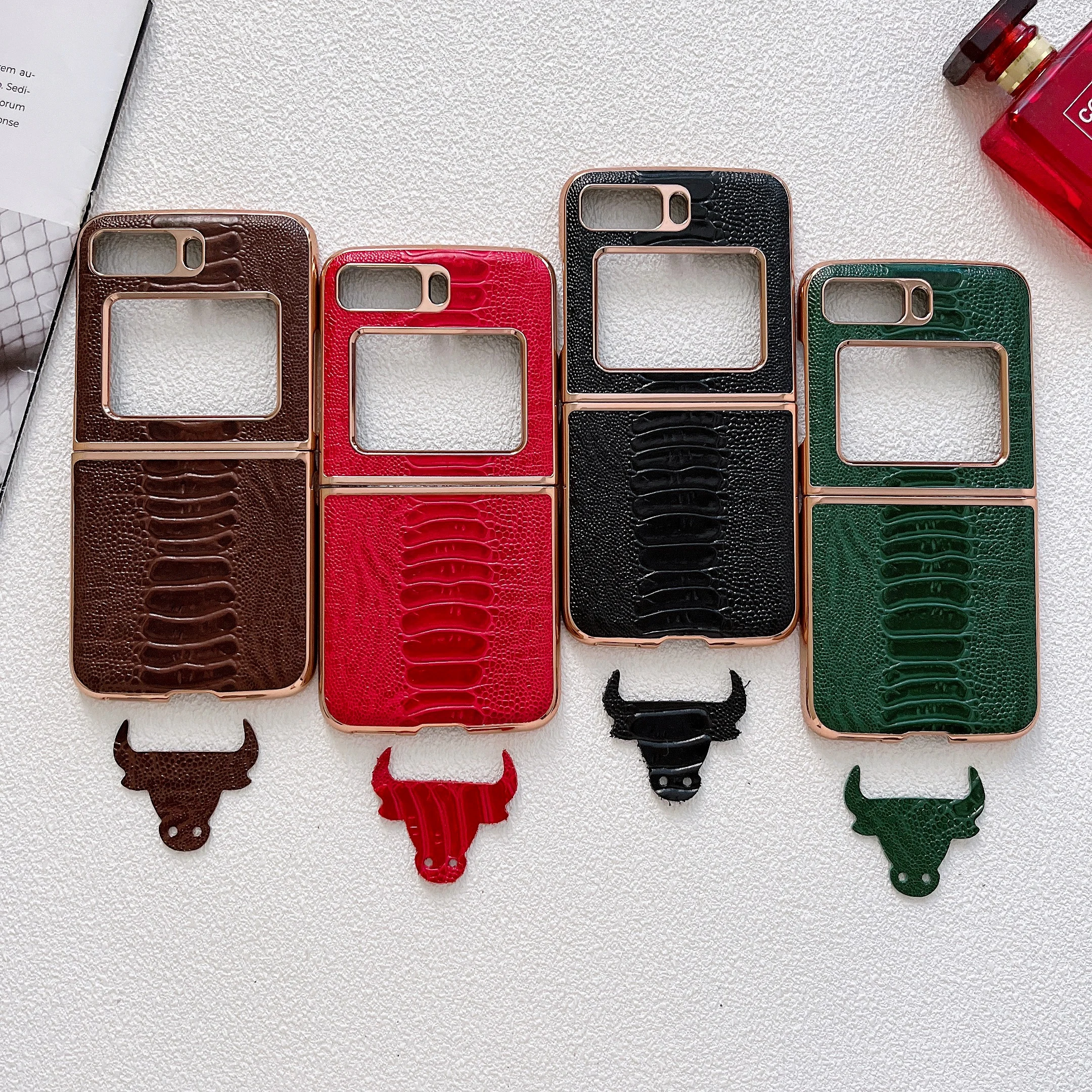 Retro Genuine Cowhide Leather Phone Case for MOTOROLA MOTO RAZR 2022 Vintage Classic Ostrich Foot Texture Glossy Armor Cover