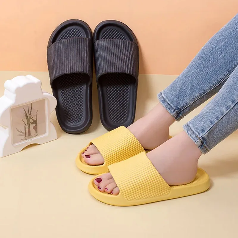 Pantofole da casa estive Concise solide di nuova moda pantofole da bagno per interni leggere EVA da donna da uomo coppie sandalo da spiaggia scorrevole