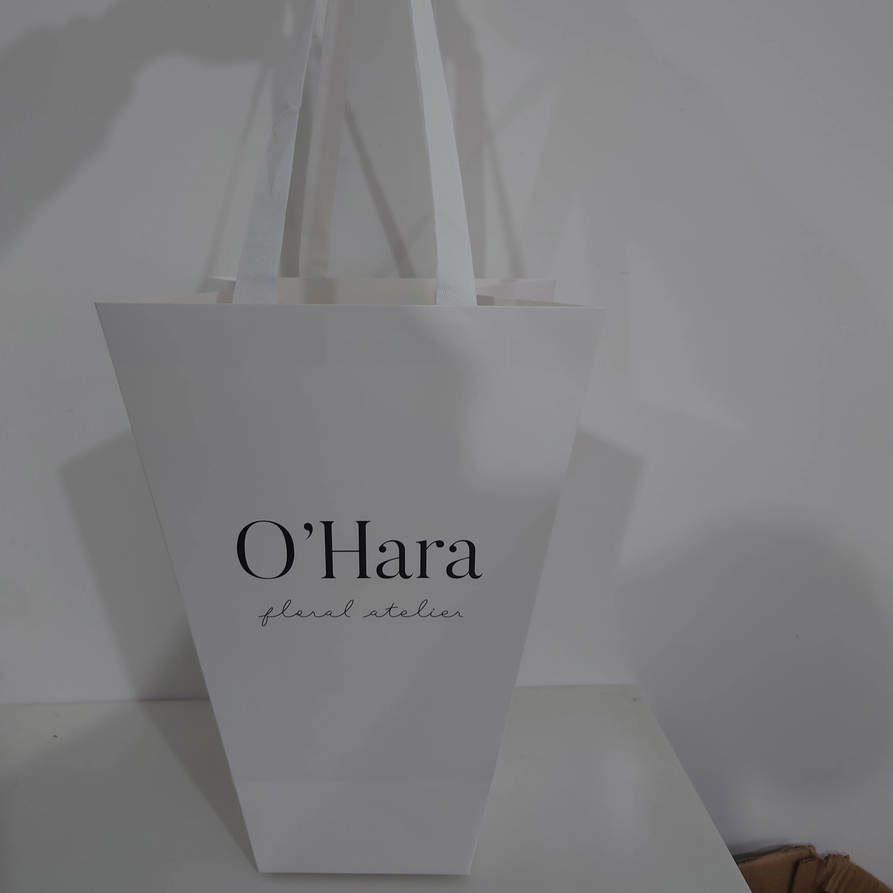 500pcs 이벤트 및 결혼식을위한 손잡이가있는 사용자 정의 크기 사다리꼴 모양의 꽃 꽃다발 럭셔리 종이 봉투