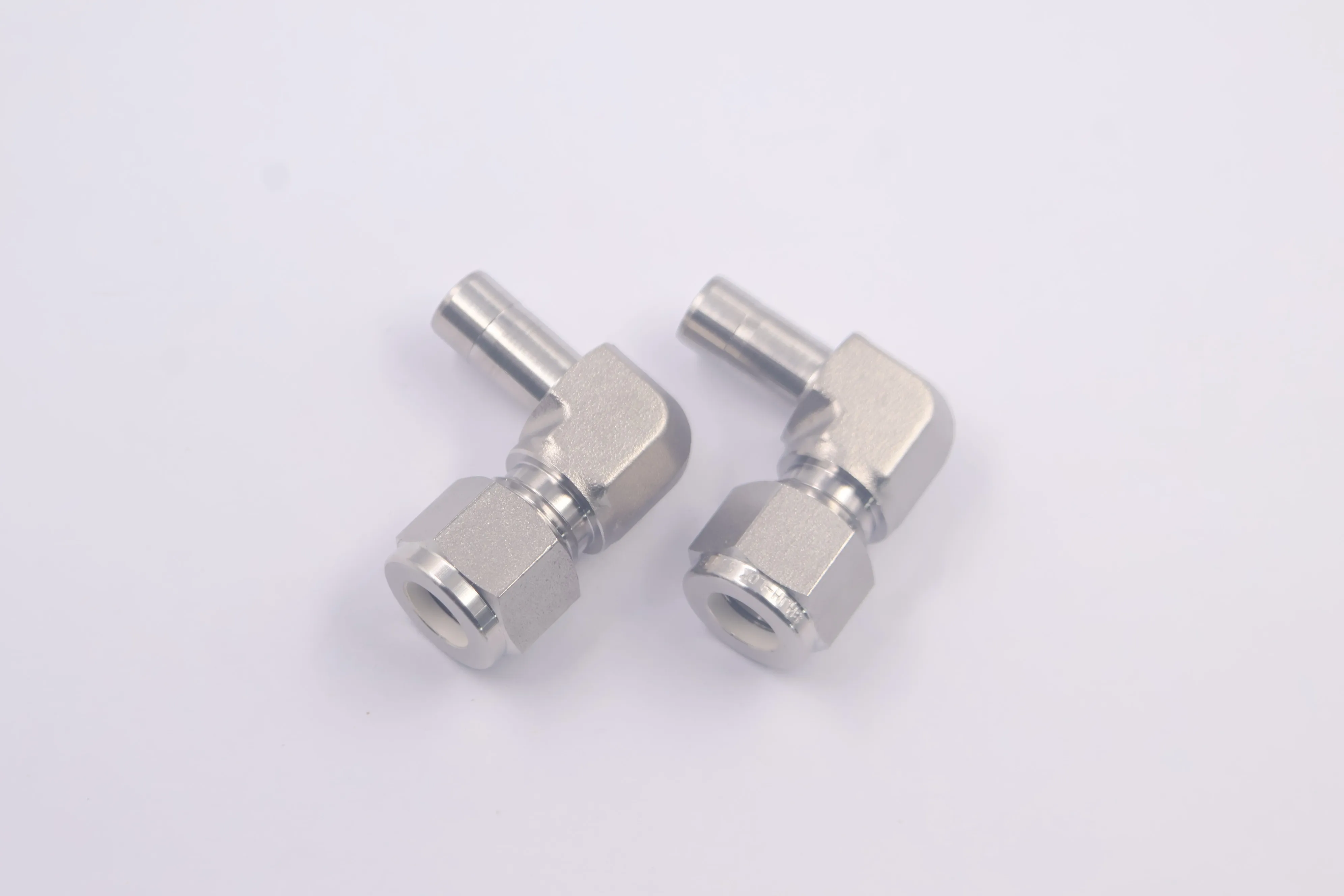 SS-600-2R-6, Stainless Steel Tube Fitting, Tube Adapter Elbow, 3/8 in. OD, Can Combination with Swagelok