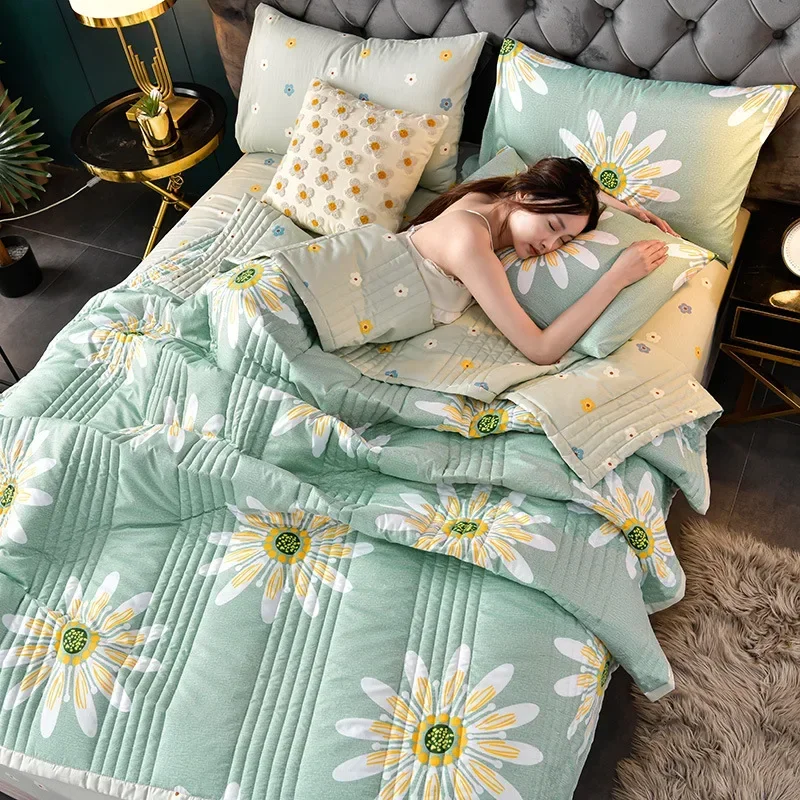 Lightweight Quilted Summer Blanket - Soft, Breathable, and Washable Queen Size Duvet
