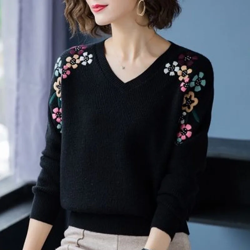 

New Autumn and Winter Fashionable and Versatile V-neck Embroidered Loose and Simple Commuting Short Women's Knitted Sweater
