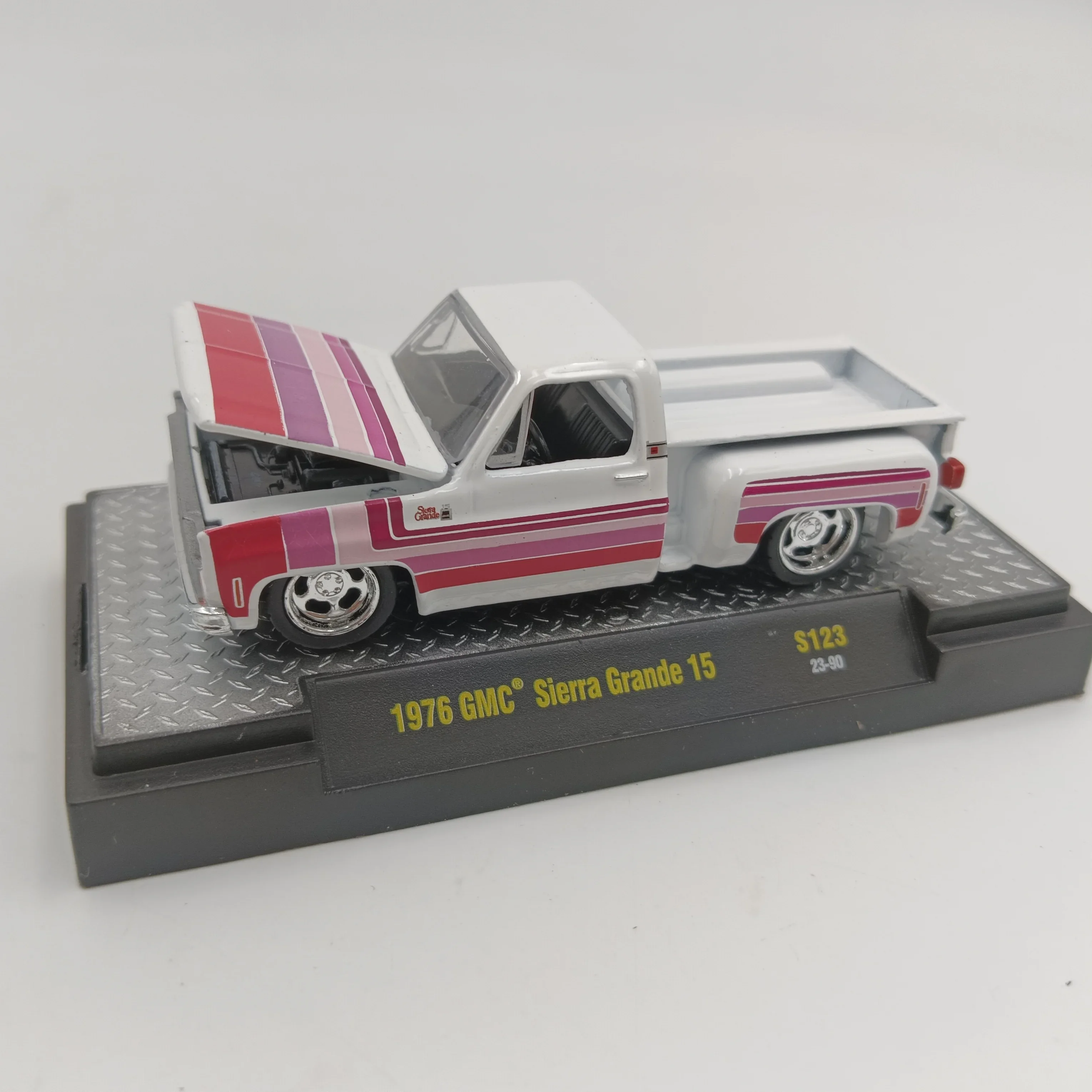 M2 1975 GMC シエラ・グランデ15 Amazon.com: M2 Machines 1976 GMC Sierra Grande 15, 8250 pcs