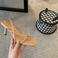 Sandales sexy à talons bas pour femmes, chaussures d'été de styliste, noires et blanches, avec ceinture, 2024 5