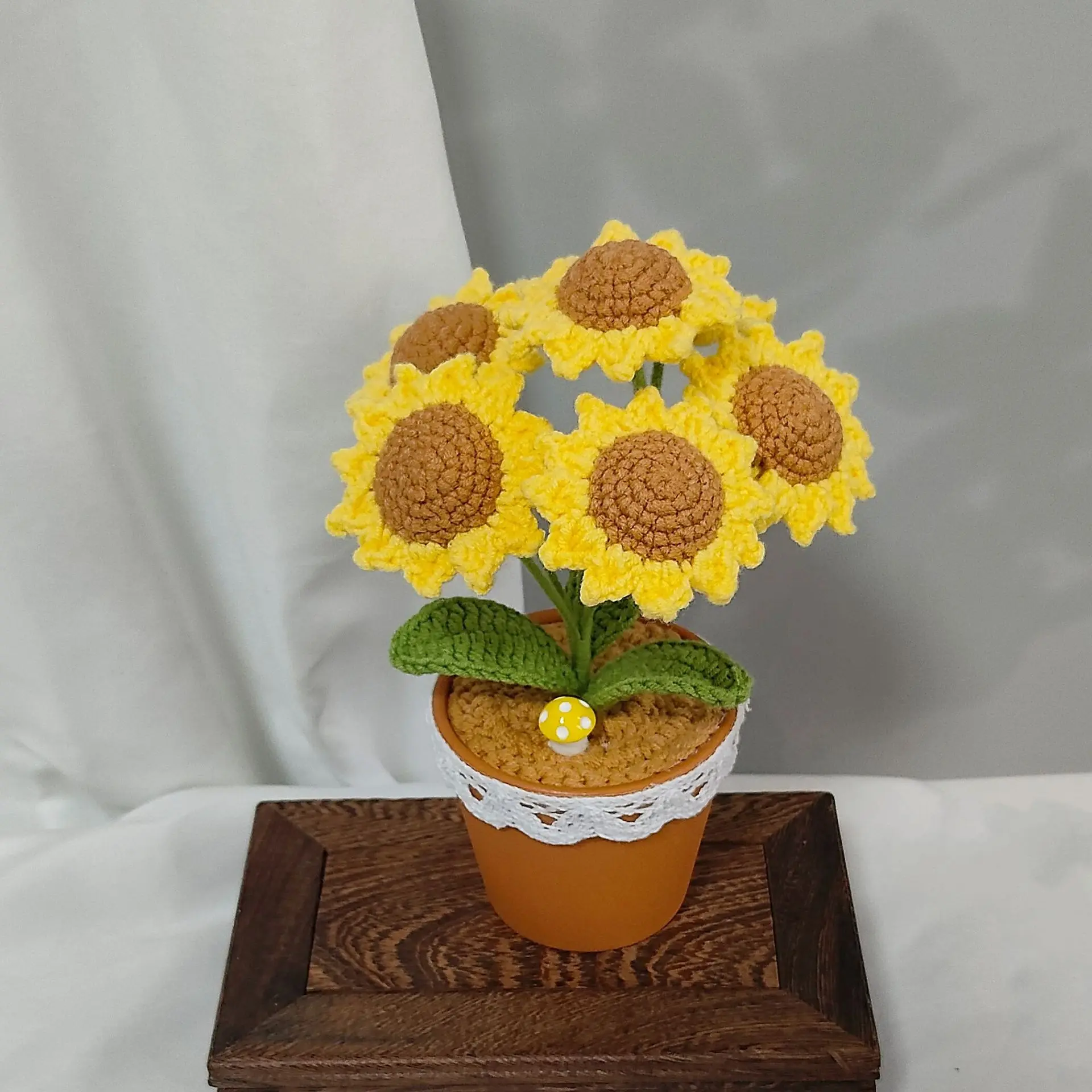 Fertige gestrickte Sonnenblume im Topf, kreative handgewebte Blume, neue gehäkelte Sonnenblume, Autotisch, Heimdekoration, Geschenk – Detail 4
