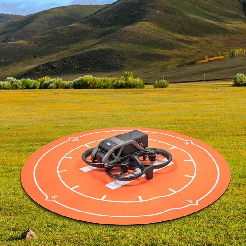 Plan rapproché du tapis d'atterrissage pour drone montrant les bords surélevés et le logo DJI.