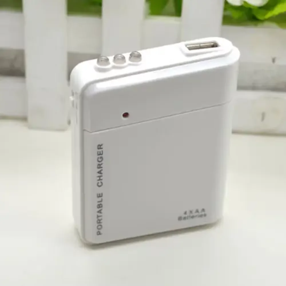 Caricabatterie USB Di Emergenza Portatile Per 4 Batterie AA - Con Torcia LED, Per Telefoni E MP3