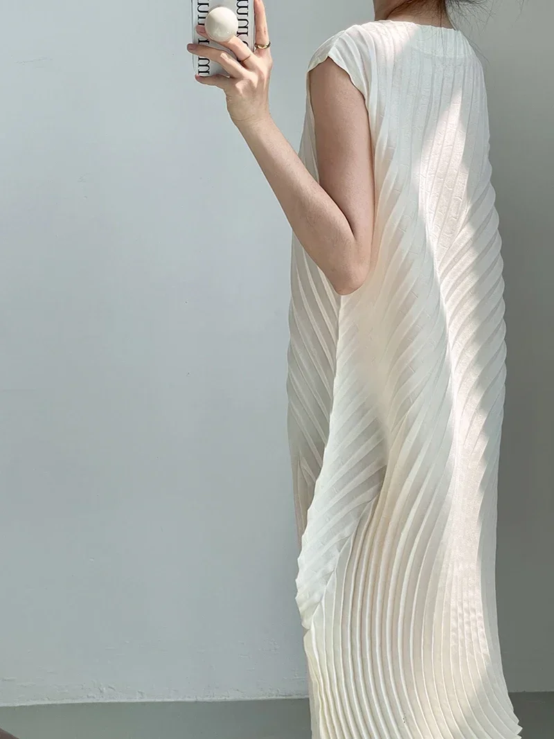 Miyake-プリーツノースリーブドレス ラウンドネック コントラストカラー ロング 女性のファッション パーティー 春 新しいコレクション2022 MIYAKE-プリーツノースリーブドレス,ラウンドネックのロング