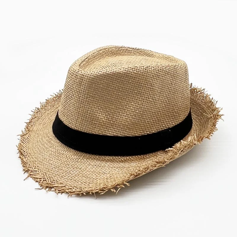Chapeau de paille beige de trios-quart avec une bande de tissu et le bord relevé sur l'arrière, sur fond blanc
