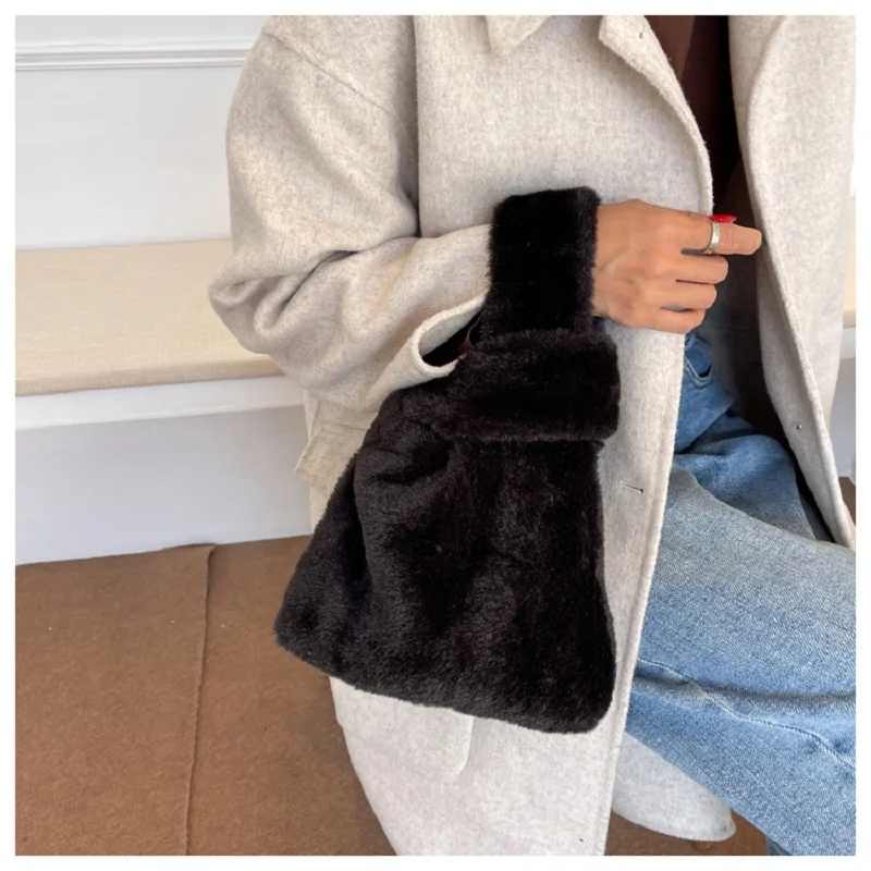 Soft Plush Ladies Wrist Purse New Warm Faux Fur Small Tote Bag Winter Fluffy Women Handbag Solid Furry Quality Designer Bag