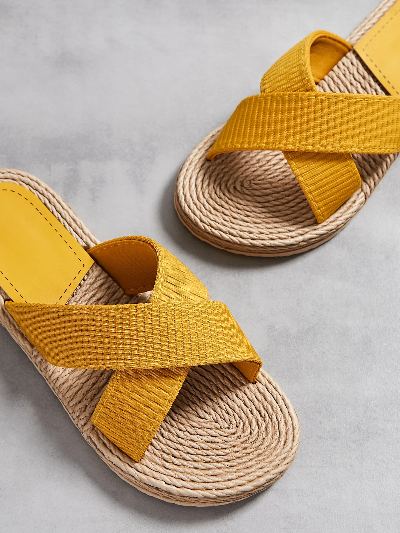 Handmade Ladies Home Slipper Hemp Straw Women Sandals Casual Outdoor Cross Slipper Female Summer Beach Wear Flat Heel Shoes