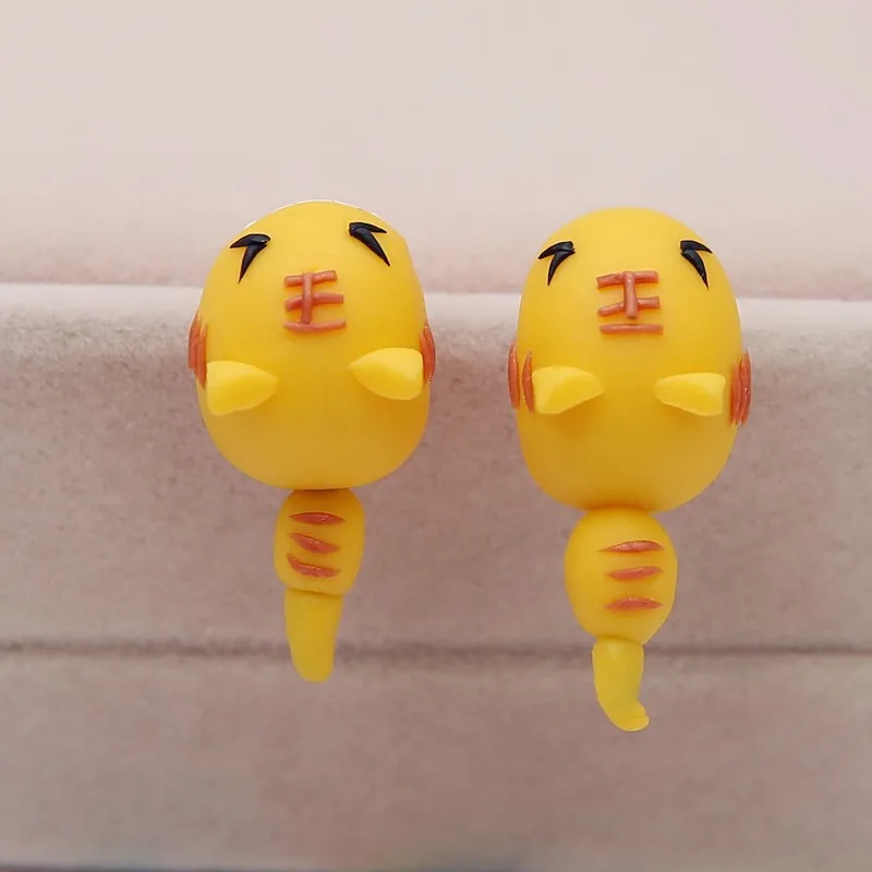 Handgefertigte 3D-Tiger-Ohrringe aus Polymer Clay für Frauen und Kinder, niedliche gelbe Dschungeltier-Ohrstecker, Kawaii kleiner Tiger. – Detail 2