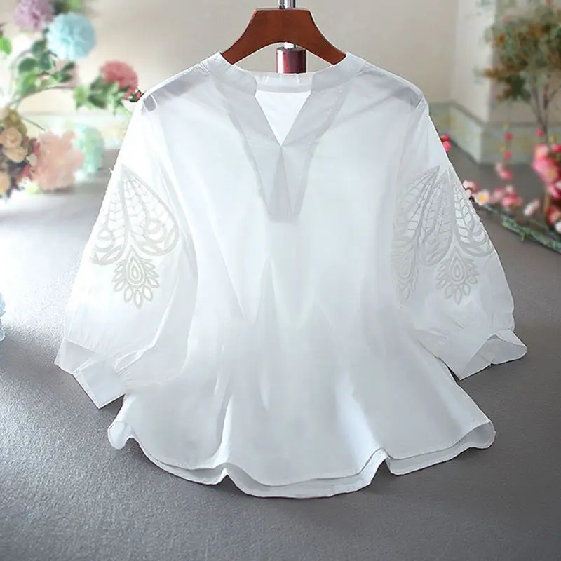 

2023 Summer New Women's Three-quarter Lantern Sleeve Loose Embroidered Shirt V-neck Plain Embroidered Commuter Korean Version