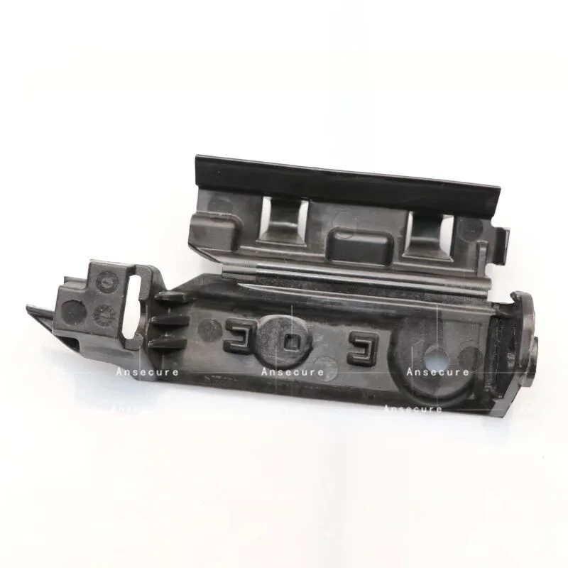 

Опорный кронштейн для заднего бампера Audi A3 8V Limousine 2013-2016 8V5807571 8V5807572