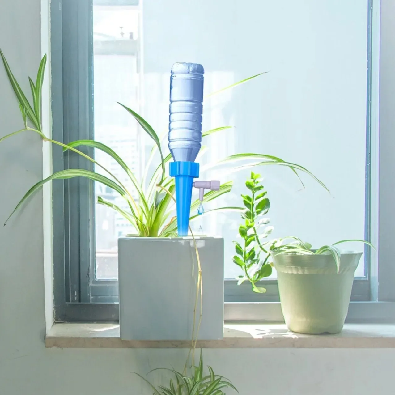 Drip Irrigation Spike Automatic Drip Irrigation System Self Watering Spike for Flower Plants Plant Garden Gadgets Adjustable Auto Water Dripper Device