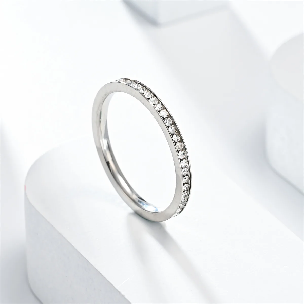 Anillo Minimalista de Acero Inoxidable con Zirconia Cúbica (2 mm) S8a453846b5724daf8bbe49e82625204dQ