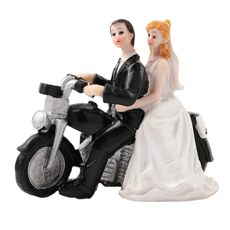 

Creative Western style wedding cake decoration, groom and bride doll, resin crafts, celebration gifts, motorcycle weddings