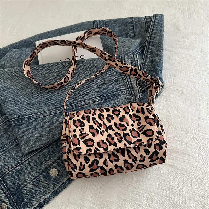 thumbnail image 1 of Bolso casual de moda para mujer, nueva tendencia de verano 2024, bolso cuadrado pequeño, bolso de mano con forma de mariposa personalizado, 1 of 5