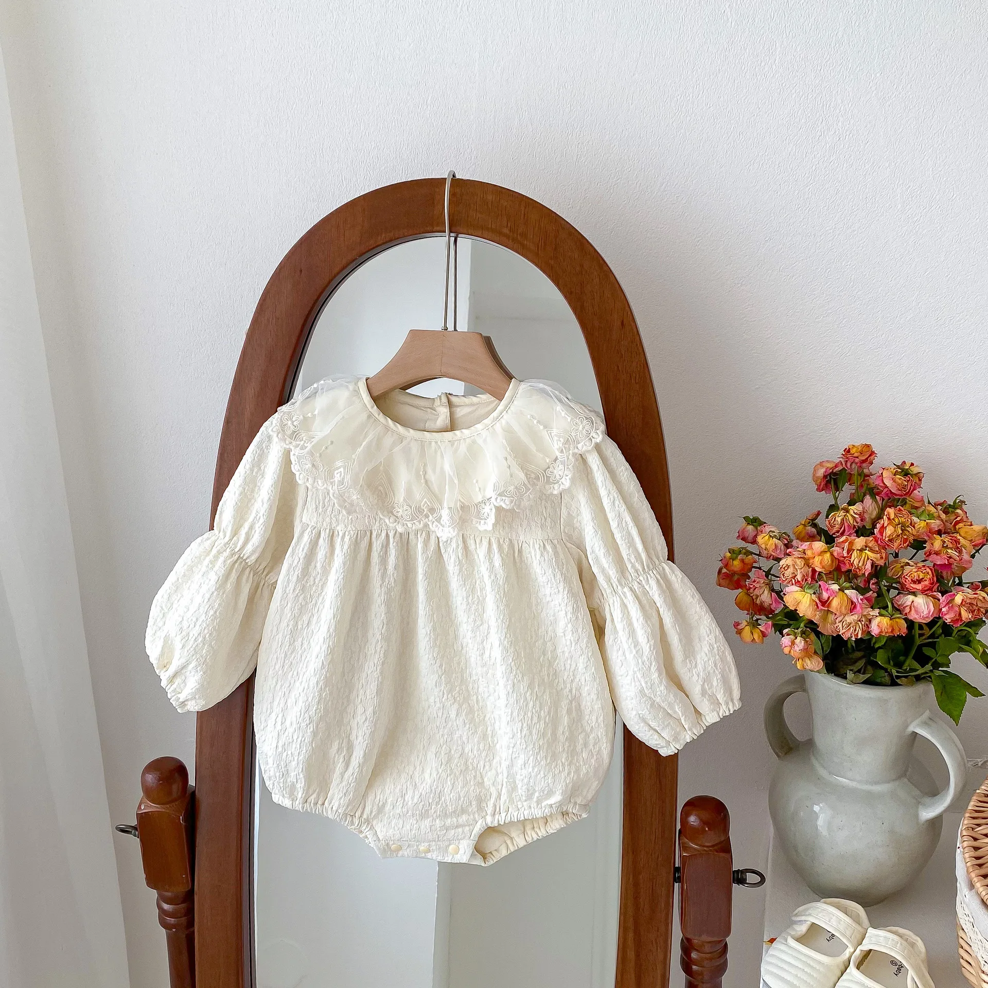 Einfarbig Nette Baby Mädchen Strampler Lange Ärmeln Neugeborenen Overall Frühling Herbst Mode Spitze Kleidung Taufe Party Kleidung – Detail 4