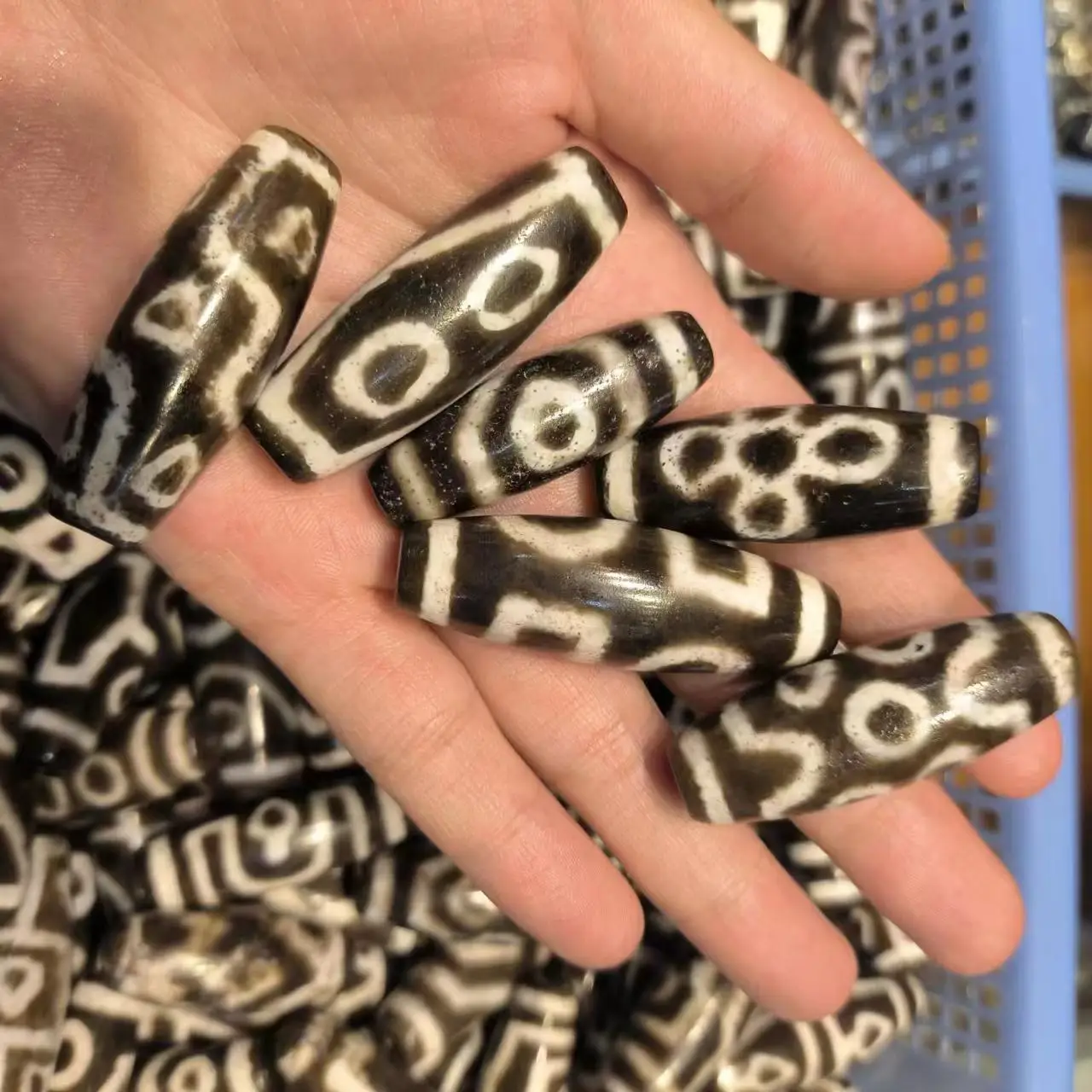 

1pcs/lot Natural Fine Old Agate Dzi cinnabar Various patterns folk-custom High collection value Thousand-year-old beads jewelry