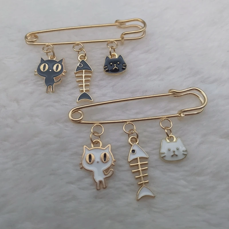 

Cartoon animal brooch black and white couple cat fish bone enamel pin collar lapel pin bag metal brooch couple jewelry