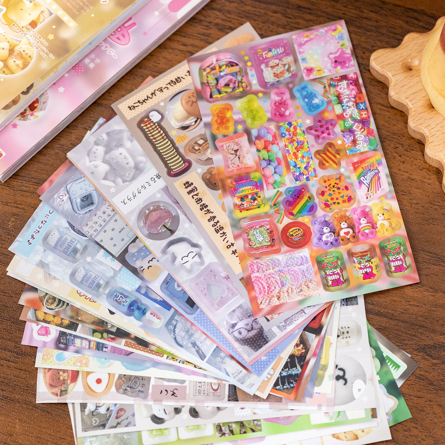 20개 코팅 종이 스티커 - Y2K 캔디 베어 & 귀여운 간식 (저널 스크랩북 DIY 데코용)