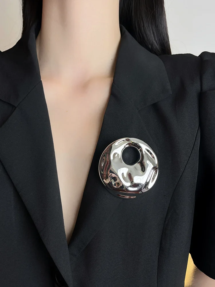 

Design Sense Niche Irregular Water Ripple Hollow Circle Brooch Female High-End Exquisite Business Suit Corsage Pin Accessories