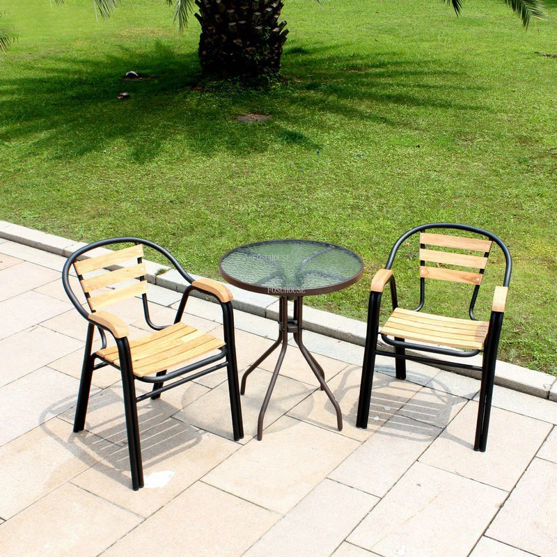 J 2 chairs 1 table